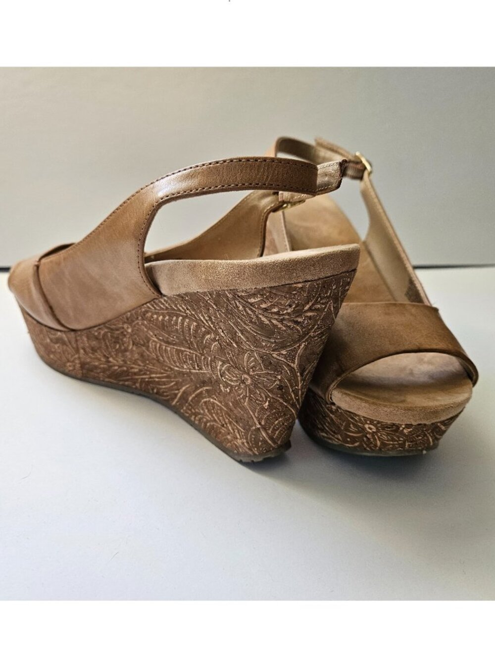 Women 7 1/2 Kenneth Cole Reaction 7 Pole- Arize Cognac emboss floral cork wedge - Picture 4 of 12